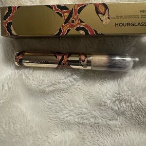 Hourglass Snake Brush
